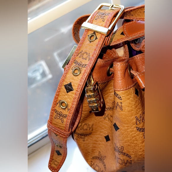 🛍️🛍️💫💫MCM Beautiful Authentic Made in Germany bucket shoulder bag. 🛍️🛍️💫 - Picture 15 of 16